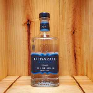 一瓶Lunazul Blanco龍舌蘭酒放在木架上，背景是木鑲板。 — 飲品 壁紙