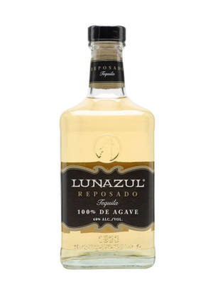 Lunazul Reposado龍舌蘭酒瓶，裝有金色液體和黑色標籤。 — 3:4 壁紙