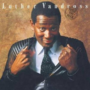 Luther Vandross 穿著皮夾克和領帶微笑