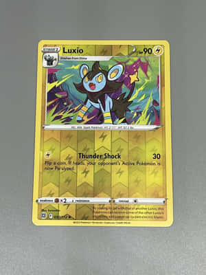 一張灰色背景上的 Luxio 寶可夢集換式卡牌。 — 寵物小精靈 劍與盾 壁紙