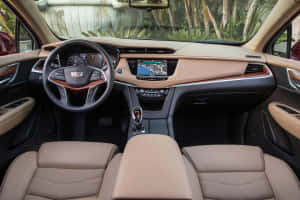 米色皮革車內飾，配有木質飾邊和數字儀表板。 — MacBook Air M4 壁紙