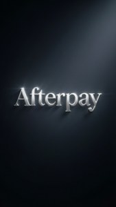 在深色背景上帶有聚光燈光暈的閃亮銀色字母Afterpay標誌