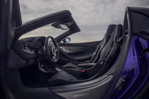 紫色McLaren跑車內飾，黑色皮革座椅和碳纖維飾邊。 — Surface Pro 壁紙