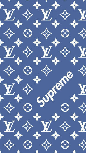 藍色背景，帶有白色 Louis Vuitton 字母組合和對角 Supreme 標誌。