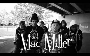 Mac Miller 同佢嘅團隊喺高架橋下，牆上有塗鴉。