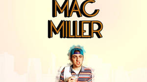 Mac Miller 戴著藍色帽子和條紋襯衫，背景是米色的城市天際線。