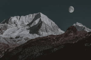 彎月下的積雪山峰