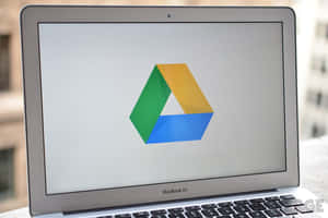 銀色 MacBook Air 在屏幕上顯示 Google Drive 標誌