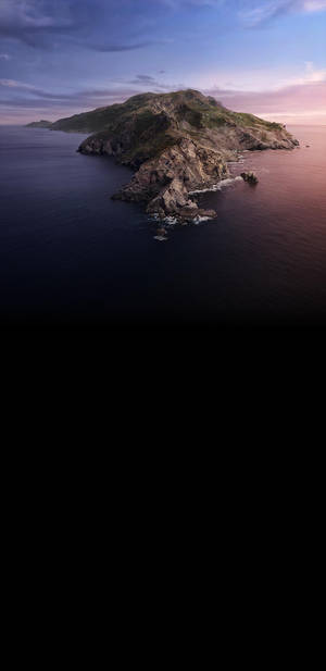 黃昏時分的岩石島嶼，平靜的海水和紫粉色的天空