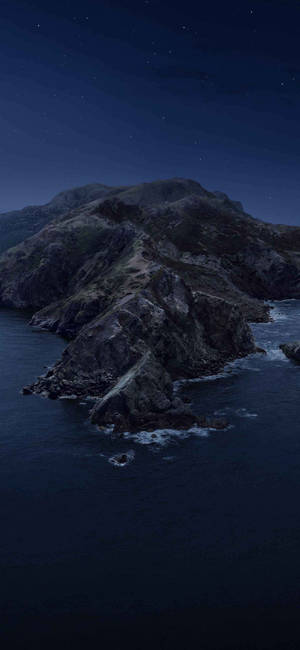 崎嶇的山脈海岸，星空夜空下，黑暗的海洋