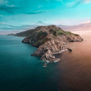 日落時分的崎嶇島嶼，綠松石色和琥珀色的海水