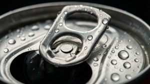 表面帶有冷凝水滴的冰凍鋁製汽水罐。