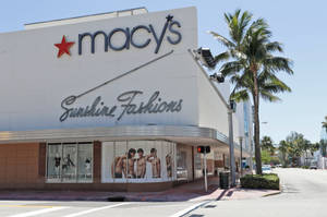 Macy's 百貨公司，有棕櫚樹和時尚櫥窗展示，在晴朗的日子。