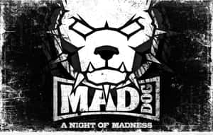 粗糙的黑白標誌，展示一隻戴著尖刺項圈、咆哮的狗，並有文字 mad dog a night of madness。
