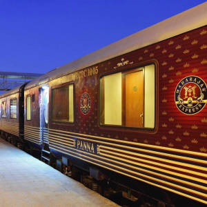 暮色車站中閃爍窗戶的豪華Maharajas Express列車。