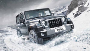 黑色Mahindra Thar SUV在積雪的山上行駛。 — 汽車 壁紙
