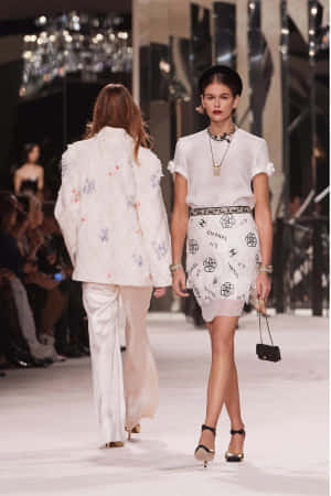 模特兒在時裝秀上穿著白色 Chanel 高級訂製服走 T 台。 — 模特兒 GIF 壁紙
