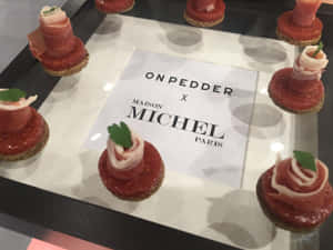 美食小點搭配帕爾瑪火腿和無花果果醬，圍繞品牌卡片展示。