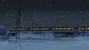 雪夜場景，火車駛過橋樑，明亮的窗戶映襯著黑暗的天空。