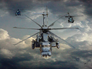 三架軍用直升機在多雲天空中編隊飛行。