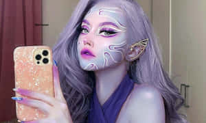 擁有夢幻妝容和薰衣草色頭髮的人在鏡子前自拍。