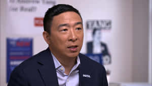 西裝男子佩戴「MATH.」徽章在政治活動中發言。 — 政治 壁紙