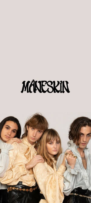 Maneskin 樂隊成員身穿金色和銀色服裝，為工作室肖像擺姿勢。 — iPhone 13 Mini 壁紙