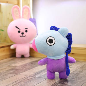 兩個毛絨玩具，一隻藍色獨角獸和一隻粉紅色兔子，在木地板上。