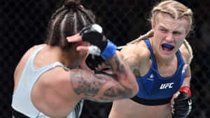 兩位女性拳手在UFC比賽中於八角籠內互相出拳。