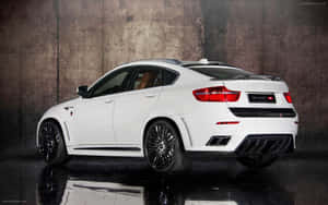 白色Mansory BMW X6跑車，配黑色輪圈和碳纖維飾件，在攝影棚環境中。 — Steam Deck 壁紙