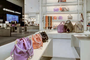 粉紅色、橙色和米色的Marc Jacobs手袋在現代零售店中展示。