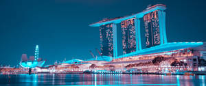 濱海灣金沙和藝術科學博物館在夜間亮燈，水面倒映。 — 風景動圖 壁紙