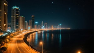 夜晚燈火通明的沿海城市，高樓大廈和彎曲的道路毗鄰水面。