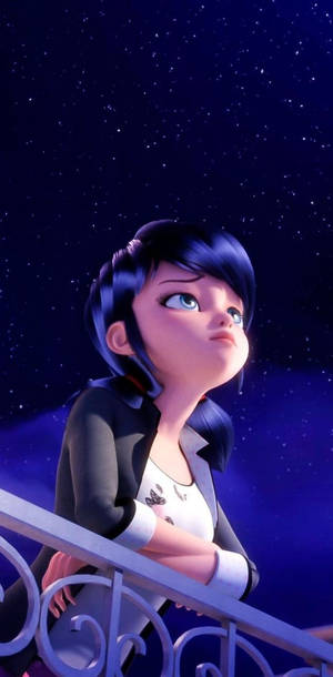 深色頭髮的女孩從陽台欄杆仰望星空。