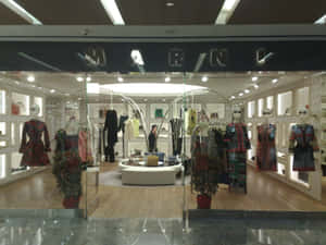 Marini 時裝店內部，有人體模型和服裝展示。