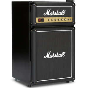黑色Marshall結他擴音器，喇叭網上有金色旋鈕和白色標誌。