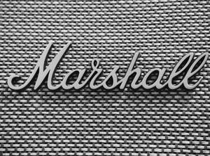 銀色 Marshall 標誌在編織灰色布料背景上