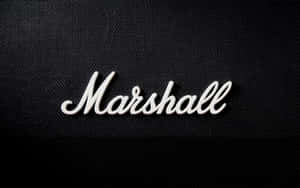 白色Marshall標誌刺繡在帶有紋理的黑色布料上。