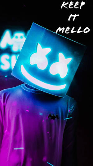 戴著發光藍色面具的人，面具上有霓虹燈 'KEEP IT MELLO' 文字。