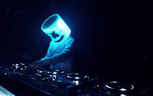 DJ戴著發光藍色棉花糖頭盔在夜店表演。