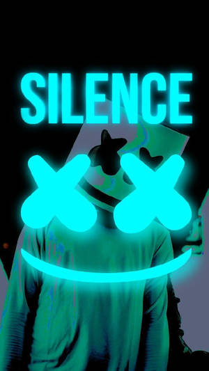 戴著發光青色笑臉面具的人，上面有 'SILENCE' 文字，背景為深色。 — 聲之形 GIF 壁紙