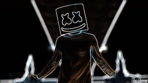 Marshmello 在舞台上表演，戴著發光頭盔和聚光燈。