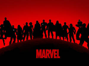 Marvel 超級英雄團隊剪影，以紅色天空為背景，帶有標誌 — 復仇者聯盟 壁紙
