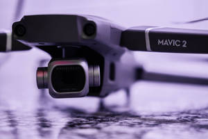 DJI Mavic 2 無人機相機在紋理表面上的特寫。