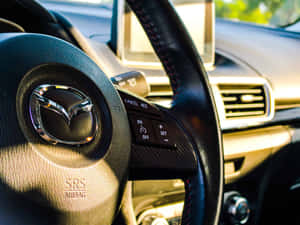 Mazda 軚盤特寫，紅色縫線及鍍鉻徽章。 — 酷車 壁紙
