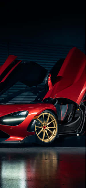 黑暗車庫中一輛紅色McLaren跑車，配備金色輪圈和打開的車門。 — Redmi Note 壁紙