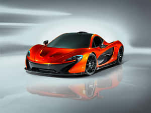 橙色McLaren P1超級跑車，帶有黑色飾邊，映照在反光的工作室地板上。 — 麥拿侖 GIF 壁紙