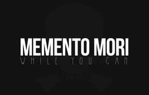 粗體白色文字寫著「MEMENTO MORI WHILE YOU CAN」，位於黑色上微弱的頭骨之上。
