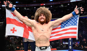 UFC拳手在八角籠中手持格魯吉亞和美國國旗慶祝勝利。