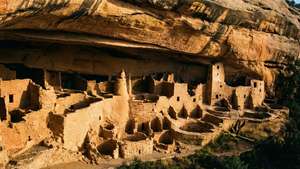 在沙漠景觀中，建在金色砂岩懸崖上的古代多層懸崖住所。